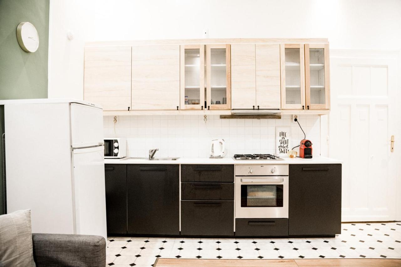 Stylish And Spacious ! Central Location Kazincy Netflix Budapeszt Zewnętrze zdjęcie