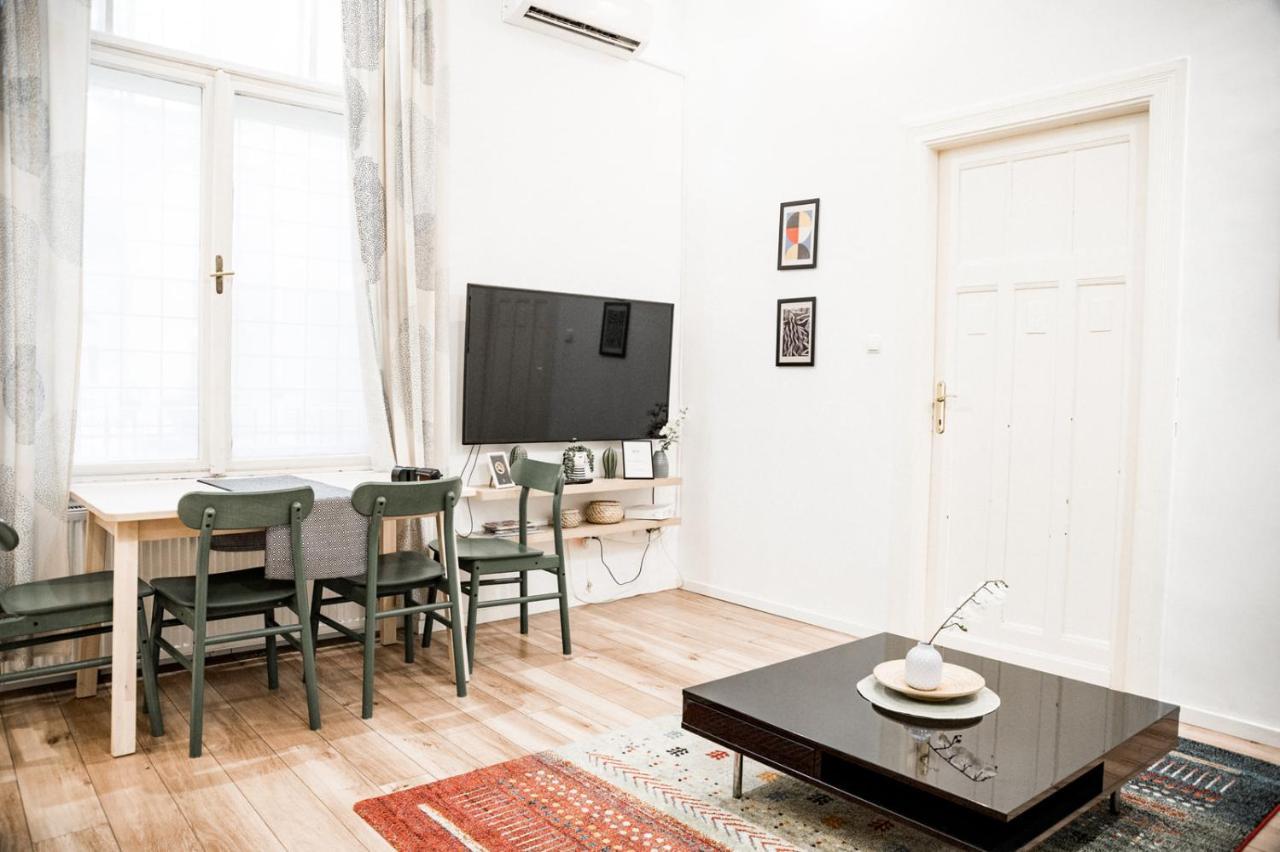 Stylish And Spacious ! Central Location Kazincy Netflix Budapeszt Zewnętrze zdjęcie